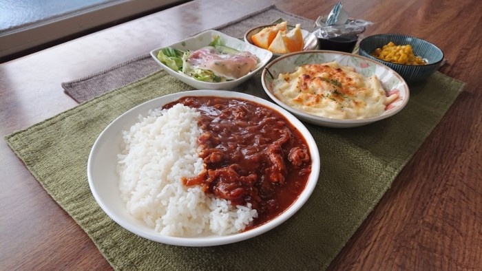 今日のメインはお肉たっぷりトマトハヤシです！