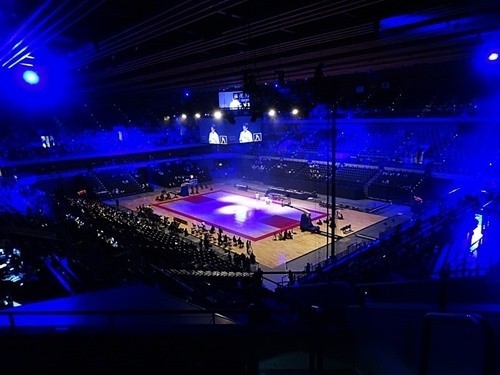 会場は1階席の特等席の空席が目立った。