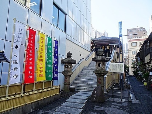 「大観音寺」と「百度石」（階段右下）