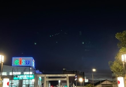 何もなかった空に緑色の光