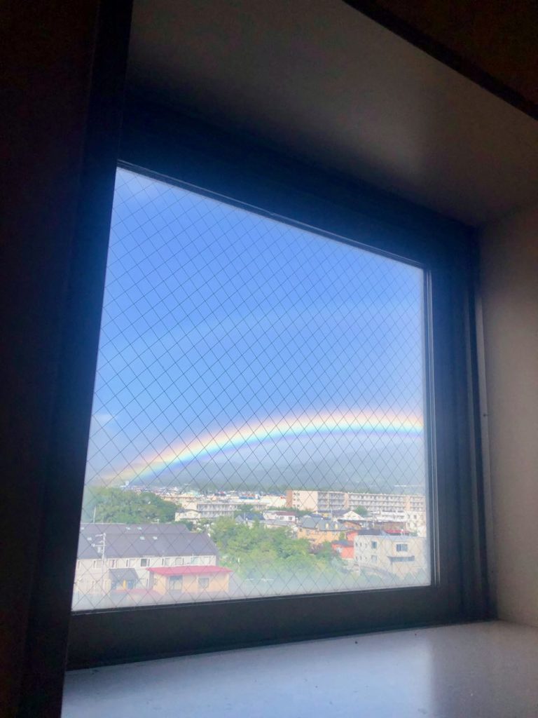 窓から虹