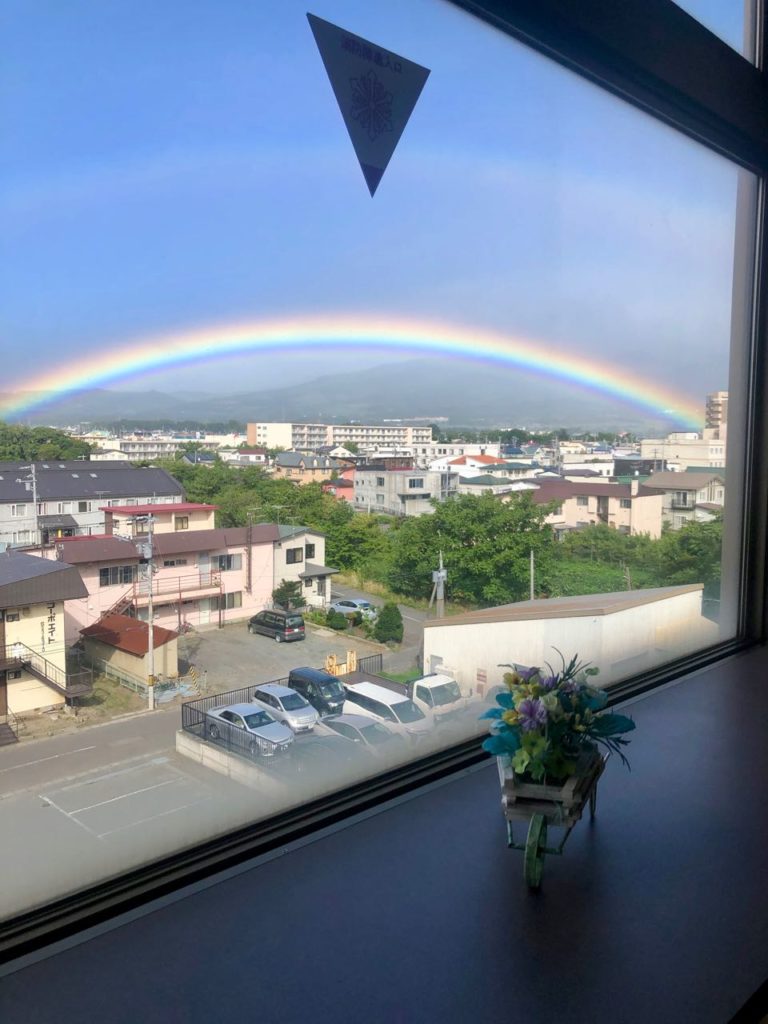 窓から虹2