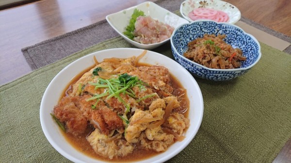 今日のメインはカツとじです 伊達市 室蘭市 洞爺湖周辺の美味しい情報サイト むしゃなび